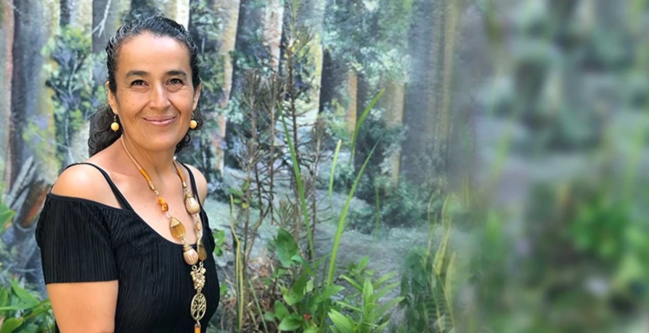 Fabiola Arellano en un jardín de cactus